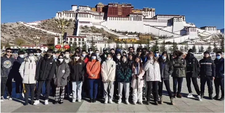 Students on a group visit during a service trip to Xizang.